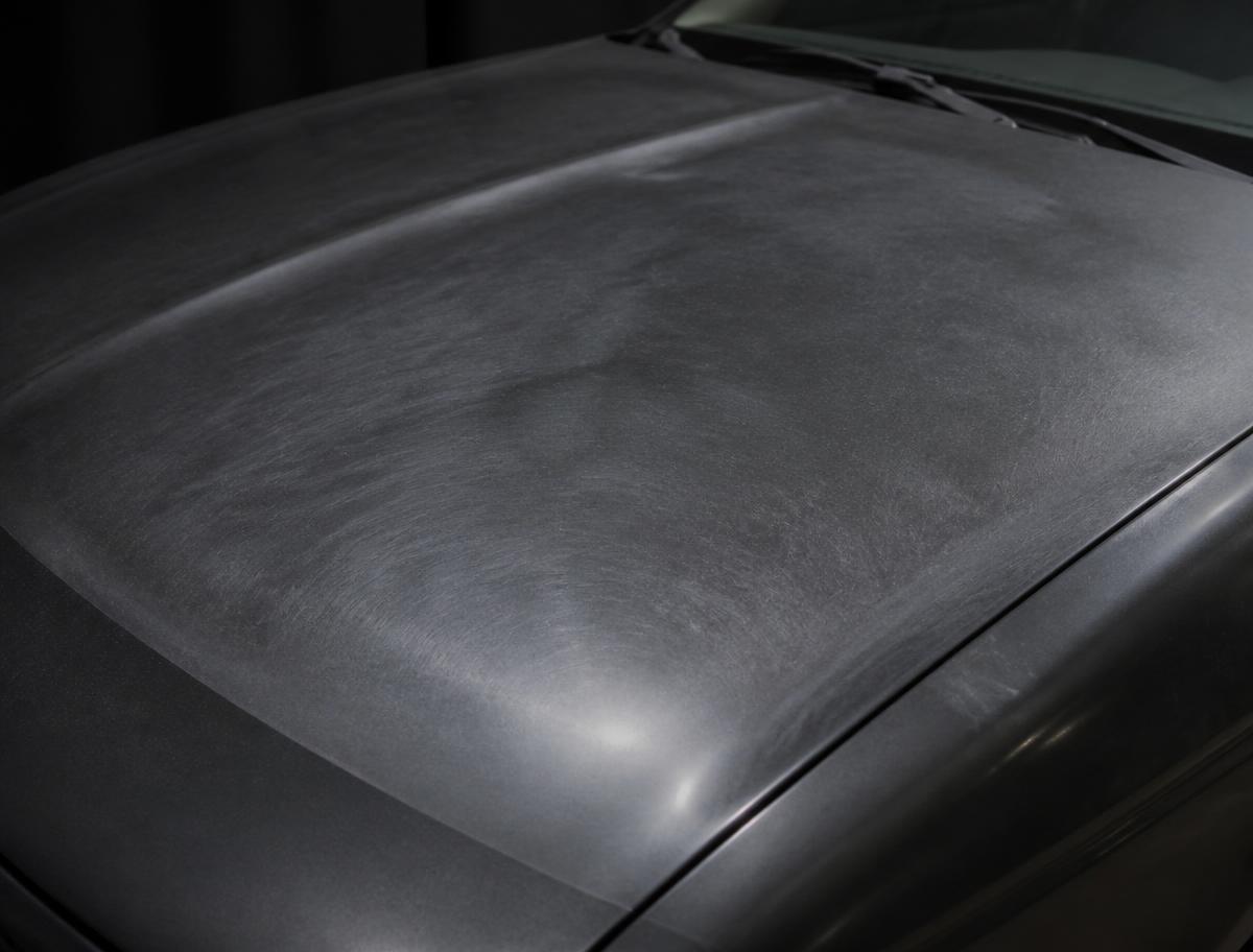 Capô com pintura opaca e marcas de lavagem antes do tratamento